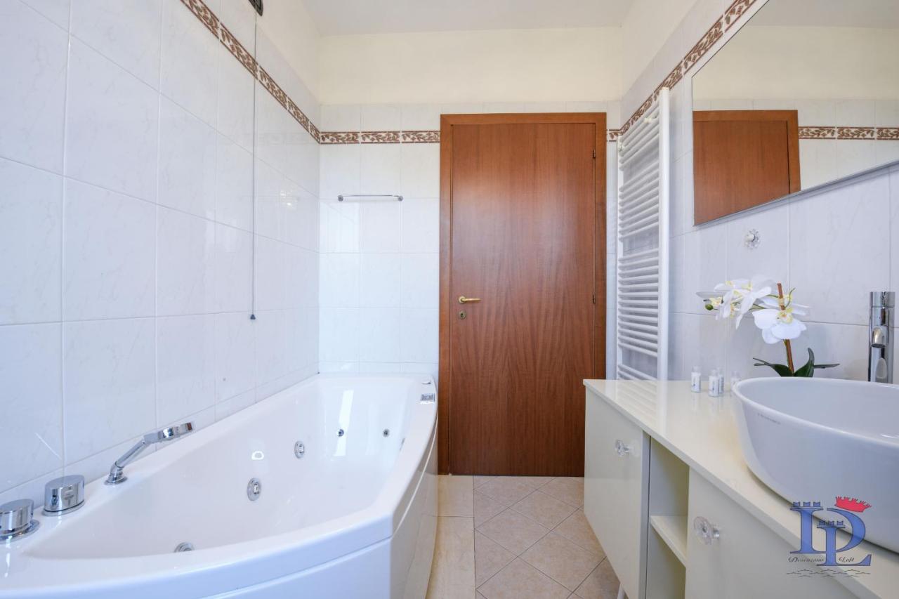 Desenzanoloft Official Partner Marriott Homes & Villas - Luxury Suite With Jacuzzi And Garden Desenzano del Garda Buitenkant foto